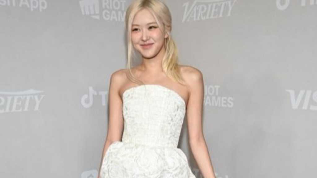 BLACKPINK's Rosé awarded Global Hitmaker of the Year by Variety, recognizing her impact in music with hit song 'APT.' and album 'rosie.'