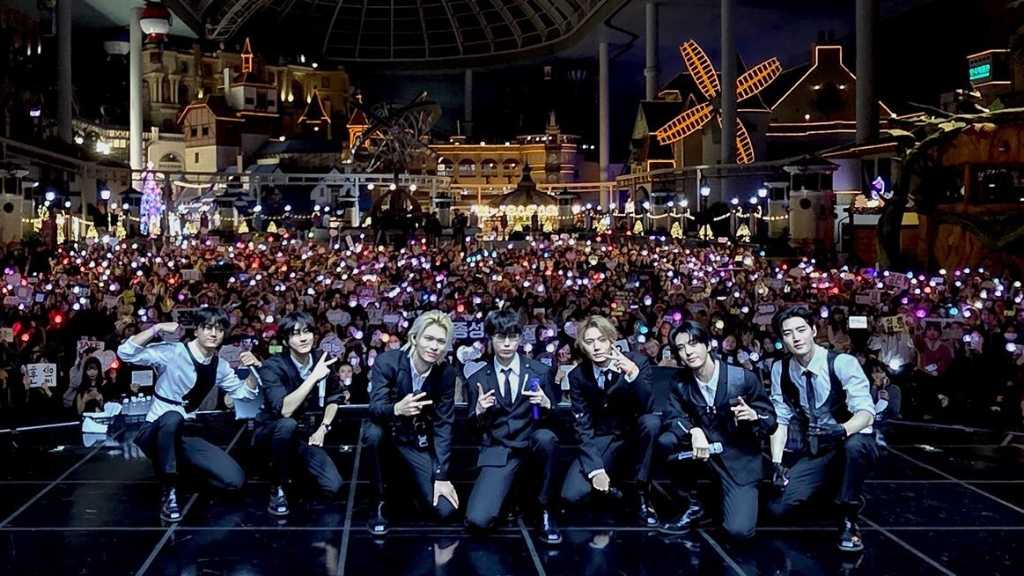 ENHYPEN held a special fan event for their 5th anniversary, creating memorable moments with ENGENE at Lotte World Adventure in Seoul.