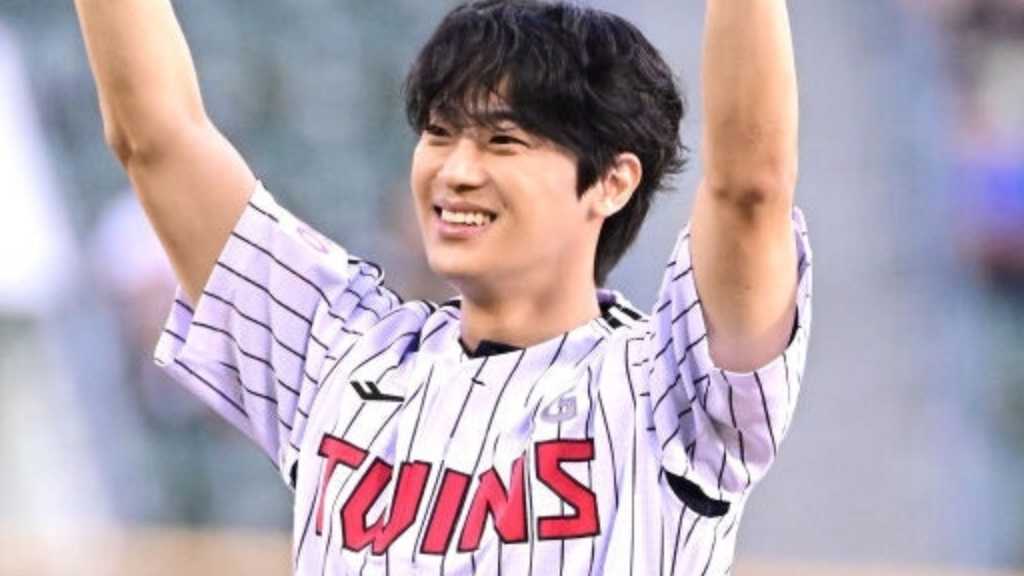 On the afternoon of the 11th, actor Lee Sin-yeon threw the first pitch at the KT Wiz vs. LG Twins game in Seoul's Jamsil Stadium.