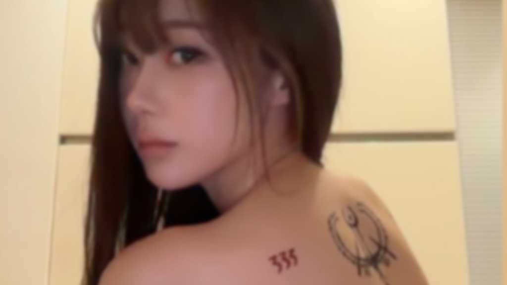 GISELLEが背中のタトゥーアートを披露し、ファンから反響。NINGNINGも自作のタトゥーを公開。