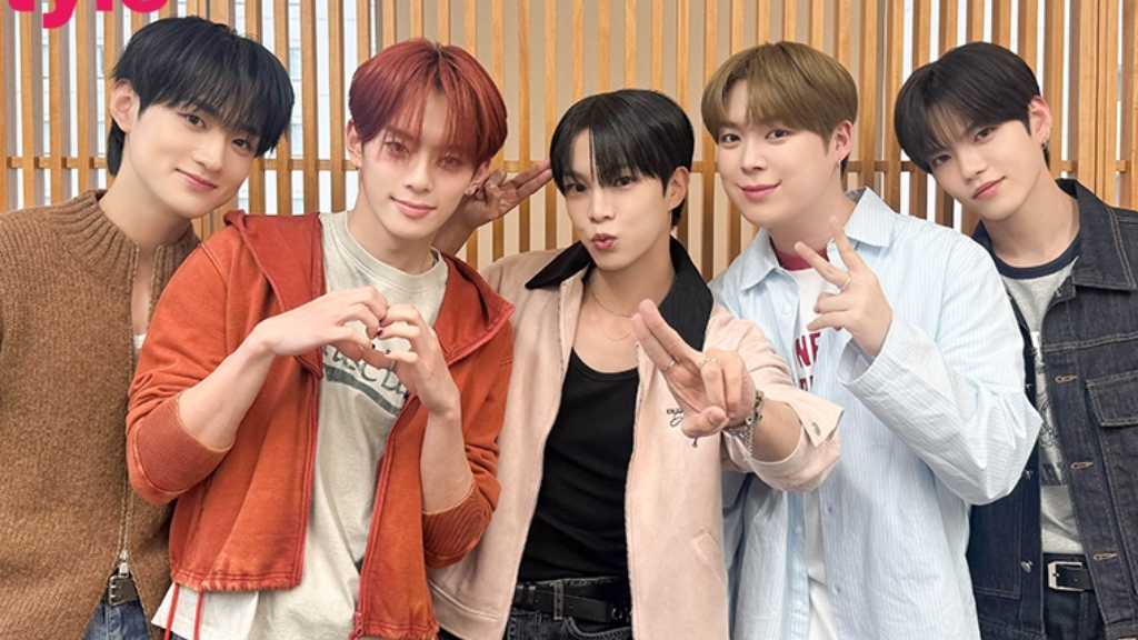 VERIVERY sends congratulations and signed gifts for Kstyle's 14th anniversary. Special messages and gifts from artists are coming soon!