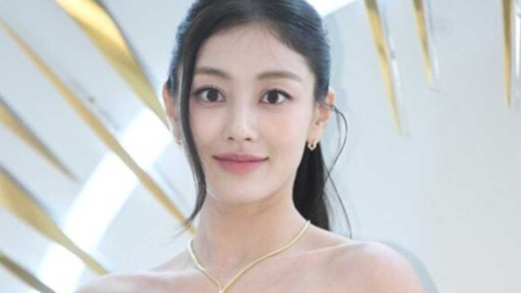 TWICE’s Jihyo ends her 21-year journey with JYP, launches new company EMITHAUS, and says she will continue solo and group activities.