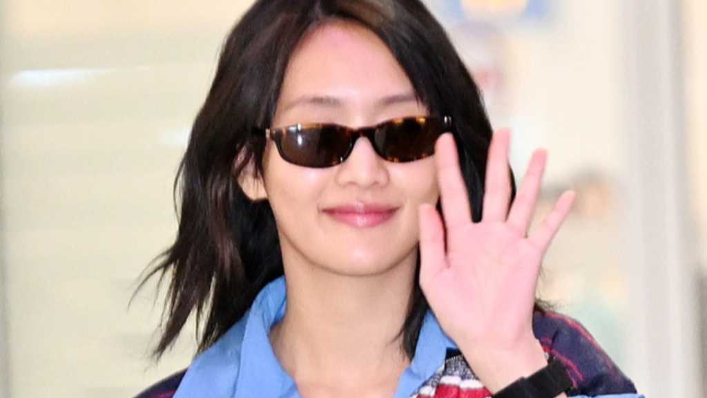 Minni from i-dle returned to Korea from Paris. She is considering a role in a Korean film and reported an ankle injury to fans.