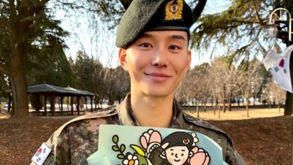 NCTのジョンウが新兵訓練を終え、軍服姿で笑顔を見せる写真が公開された。今後は陸軍軍楽隊での服務を続ける。