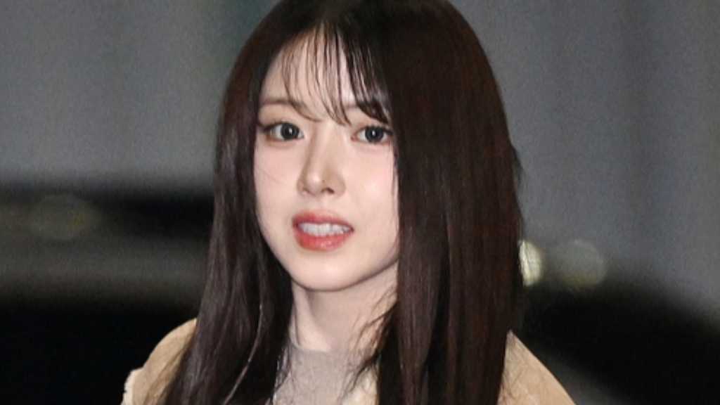 NMIXX leaves Incheon International Airport for an overseas schedule, showcasing new charms and participating in a music festival.