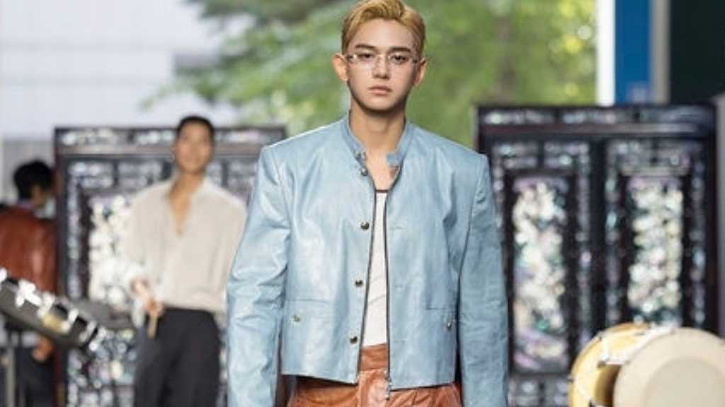 元NCTのルーカスが「キャットウォークフェスタ」で2年連続モデルとして活躍。圧倒的なスタイルで観客を魅了した。