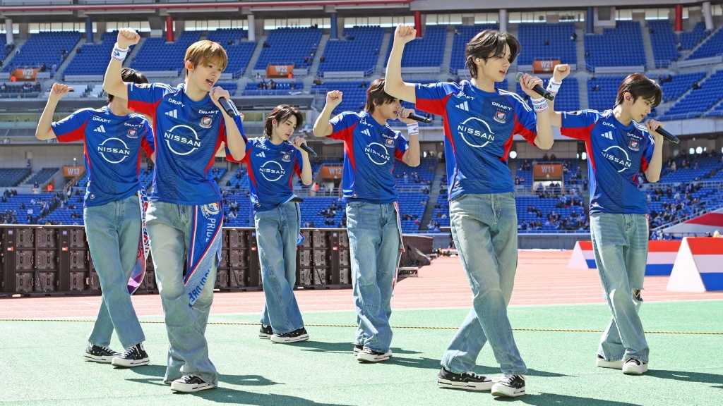 K-popグループaoenが日産スタジアムでライブを行い、新曲「Youth」を初披露。2ndシングル「秒で落ちた」は3月18日に発売予定。