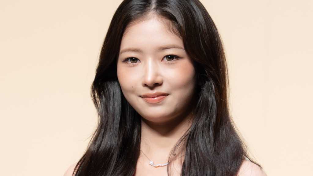 Rei from IVE appears at LUNA's Japan event, sharing Korean makeup trends and stories with members, while showcasing her favorite items.