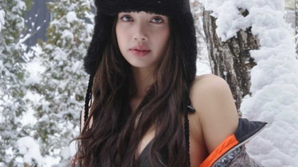 BLACKPINKのリサが大胆な衣装をInstagramに投稿。3rdミニアルバム「DEADLINE」が2月27日に発売予定。