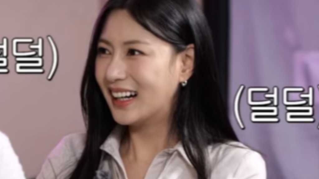 Apink discusses changes in music shows and shares humorous stories about past kiss scenes, highlighting their close bond and growth.