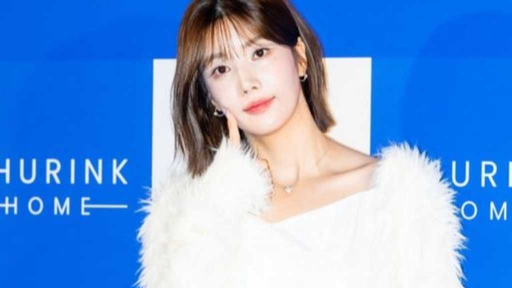 Kwon Eunbi, former IZ*ONE member, ends contract with Woollim Entertainment and reportedly joins Galaxy Corporation for new opportunities.