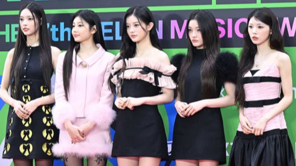 ILLITが「MMA 2025」のレッドカーペットに登場。MMAはK-POPの成果を称える大規模授賞式。