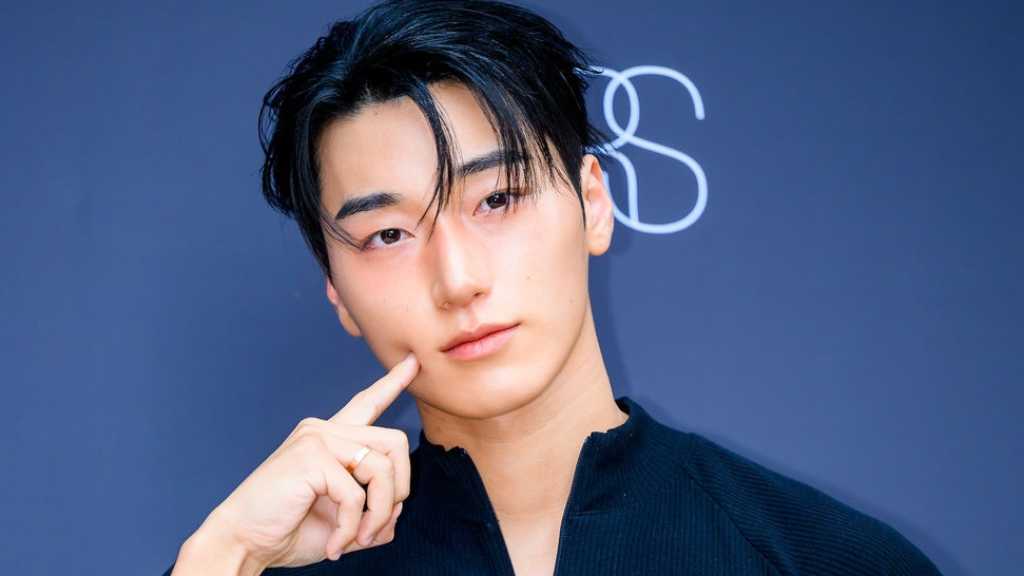 ATEEZのSANがミラノで女性と歩く姿が話題に。女性は交際相手ではなく、ブランド関係者だったと事務所が説明した。