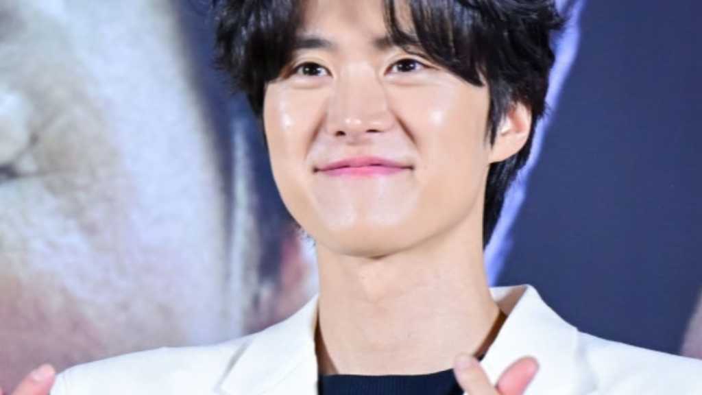 俳優コンミョンが突発性難聴で入院中。所属事務所は復帰予定を明かすが、原因は非公開。