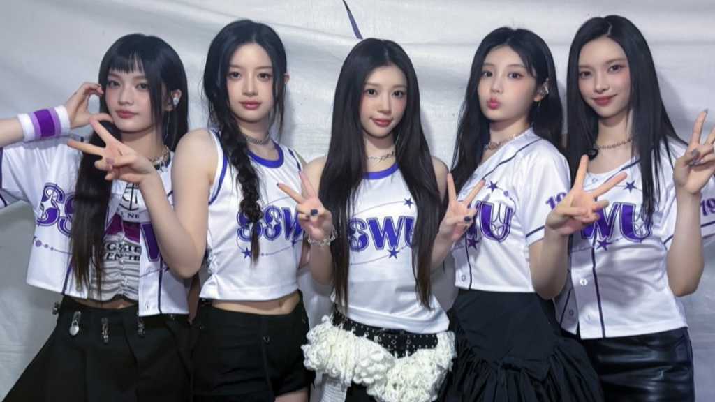 ILLITが大学祭でパフォーマンスを披露し、観客と交流。大雨の中でも全力を尽くし、人気を実感させた。