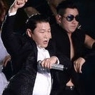 【PHOTO】PSY「アジア大会」開幕式でステージ披露“みんなで馬ダンス！”