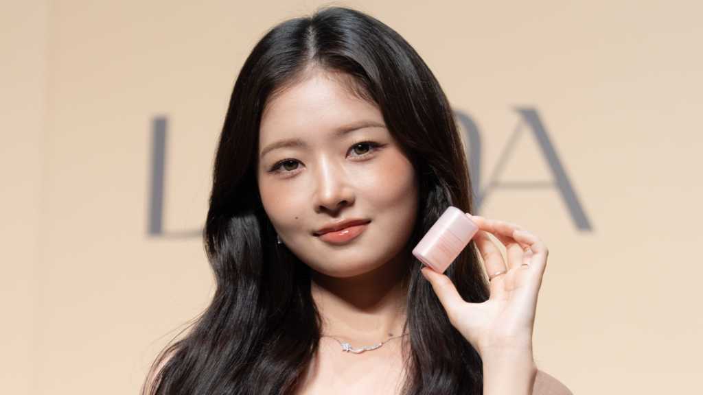 Rei from IVE attends a Japan event, discussing LUNA cosmetics and her makeup tips while expressing excitement about her role as an ambassador.