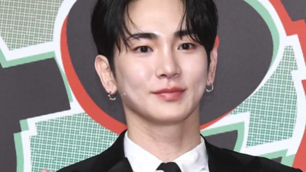 Key from SHINee issues an apology regarding his involvement with a controversial figure in illegal medical practices, acknowledging his mistake.