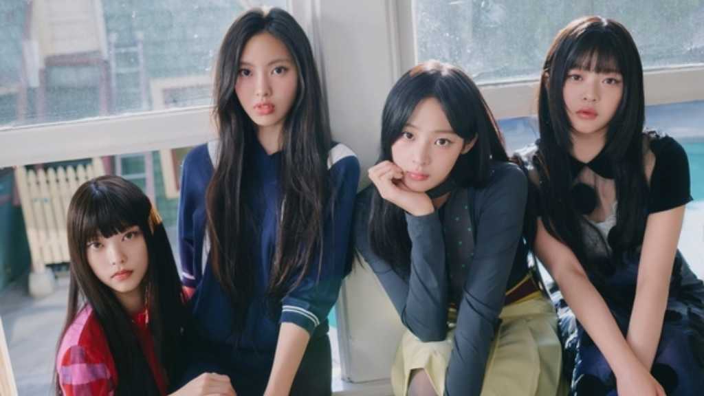 NewJeans’ “Super Shy” has surpassed 900 million Spotify streams, becoming the group’s third song to do so after “OMG” and “Ditto.”