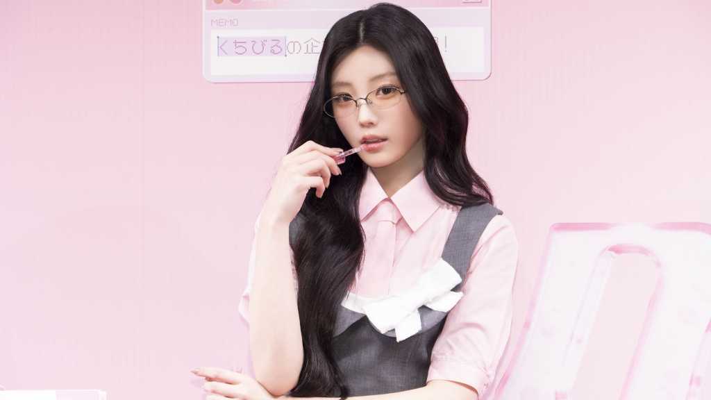 Wonhee from ILLIT debuted as a model for rom&nd at a pop-up event celebrating the launch of their new lip oil, Juicy Flash.