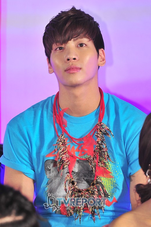 SHINee ジョンヒョン、身長を検証「173cmで間違いなし！」 - Kstyle