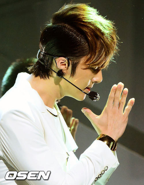 SS501 キム・ヒョンジュン“輝く横顔” - Kstyle