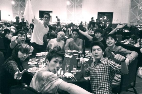 SUPER JUNIOR ドンヘ、東京ドーム公演の打ち上げ写真を公開“楽しそう” - Kstyle