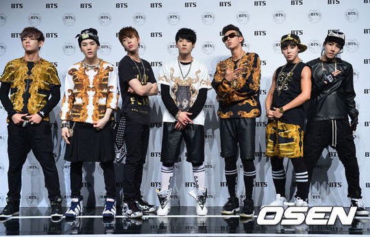 PHOTO】防弾少年団、デビューショーケースを開催“完璧な腹筋をアピール 