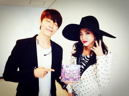 2NE1のDARA、SUPER JUNIOR ドンヘとのツーショットを公開“10年来の友だち” - Kstyle