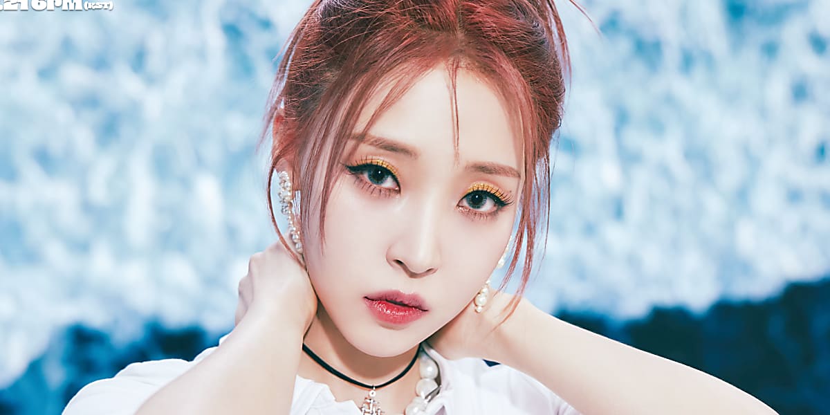 Moonbyul of MAMAMOO unveils concept photos for her repackaged album "Starlit of Twinkle," showcasing summer vibes and retro style.