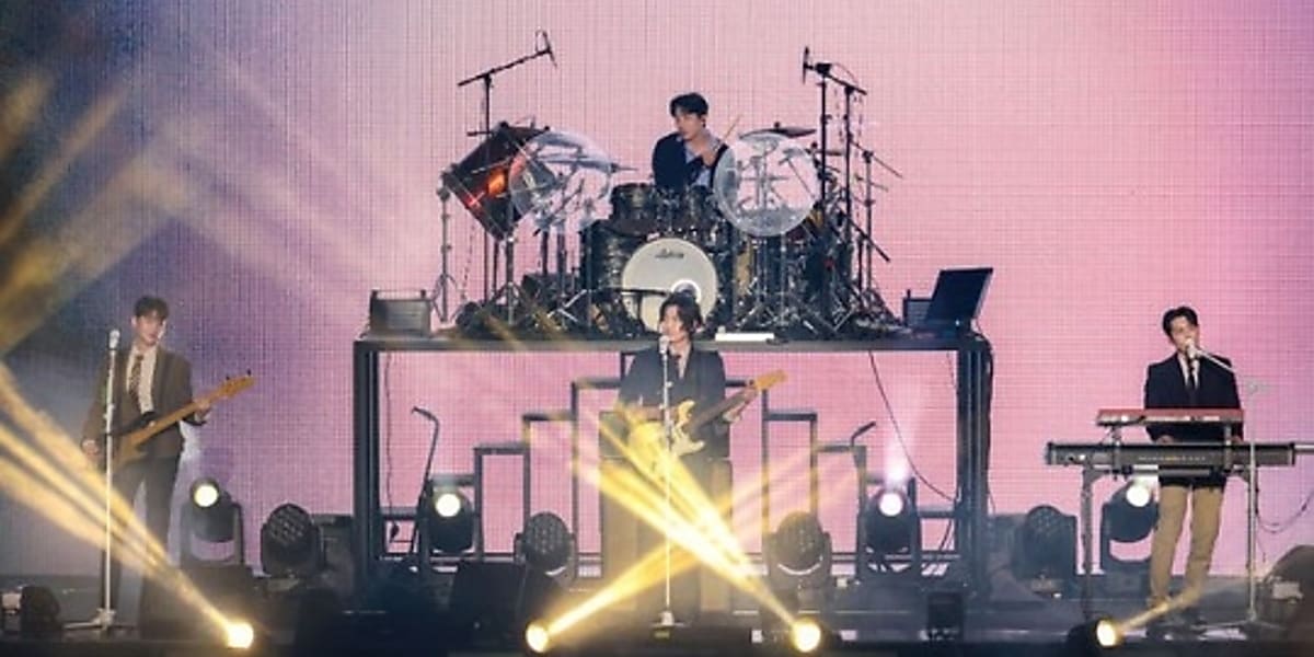 DAY6が4年ぶりの単独コンサートを成功裏に終え、My Dayと再会。3日間で2万人余りの観客が訪れ、世界中のファンが有料配信で見守る中、クリスマスイブを飾った。