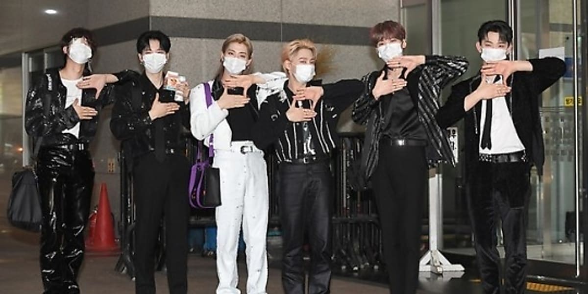【PHOTO】ONEUS、HOT ISSUEら「SHOW CHAMPION」の収録に参加…ポーズをとって挨拶（動画あり） - Kstyle