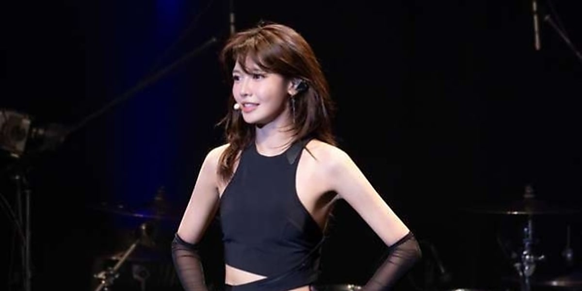 Suyon of Girls' Generation successfully held her solo debut showcase in Japan, performing hits and her new album 'Unstoppable'.