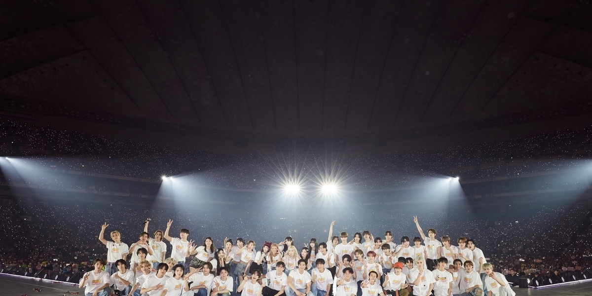 NCT WISHとRIIZEが初登場。SUPER JUNIOR、NCT 127、Red Velvet、WayV、aespa、NCT DREAMも熱演。東方神起がライブを締めくくる。