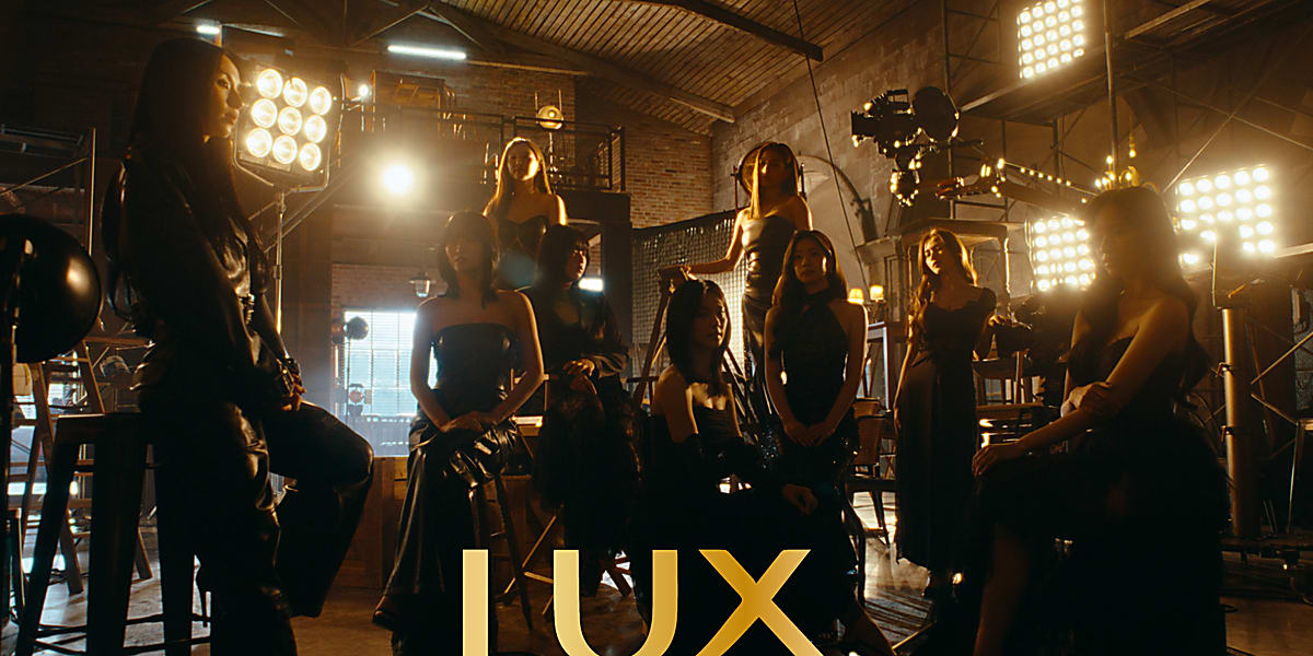 LUXとTWICEのコラボ製品発売に伴い、メンバーの素顔を捉えたスペシャルムービーが公開。髪の悩みや輝く瞬間について語るインタビューも収録。  