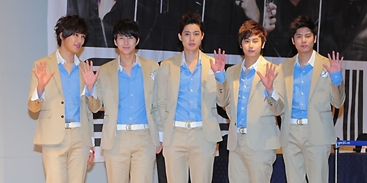 SS501の再結成説が報じられる中、キム・ヒョンジュンは聞いていないとコメント。グループはデビュー20周年に向けた活動を計画中。  