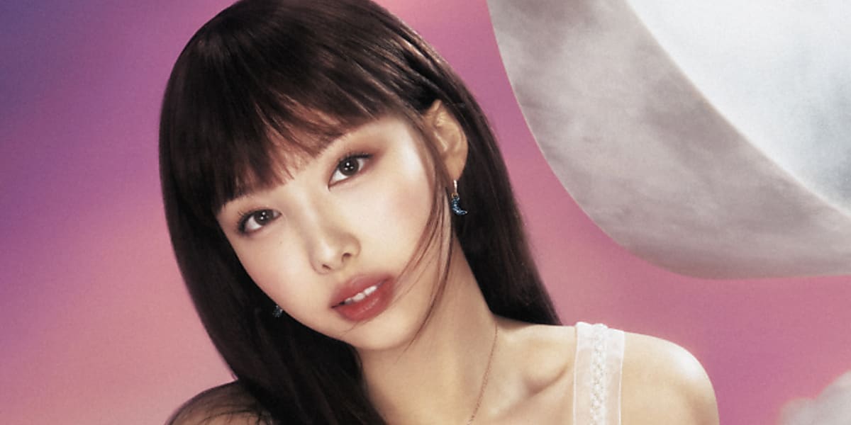 TWICEのナヨンがスワロフスキーの2023ホリデーキャンペーンのグラビアで多彩なスタイリングを披露。