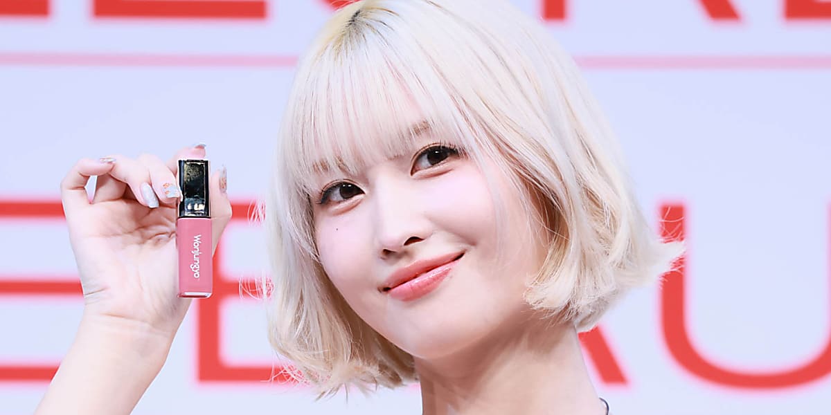 TWICEのモモが「ALLURE K-BEAUTY FAIR in TOKYO」に登場し、リップをPR。MISAMOのコンサートへの意気込みも語った。  