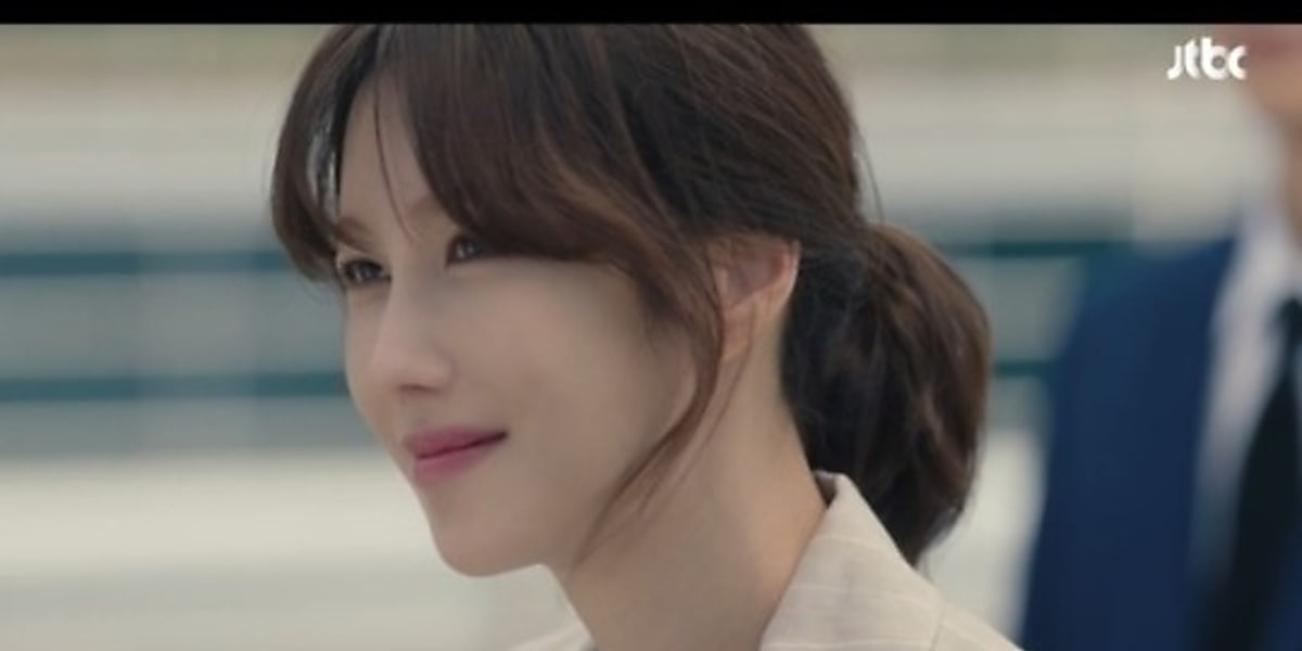 Drama "Love Solution" episode 3 sees Kim Sara and Tong Gijun's perfect partnership, boosting ratings. Tong Gijun joins Solution, but Kim Sara is cold.