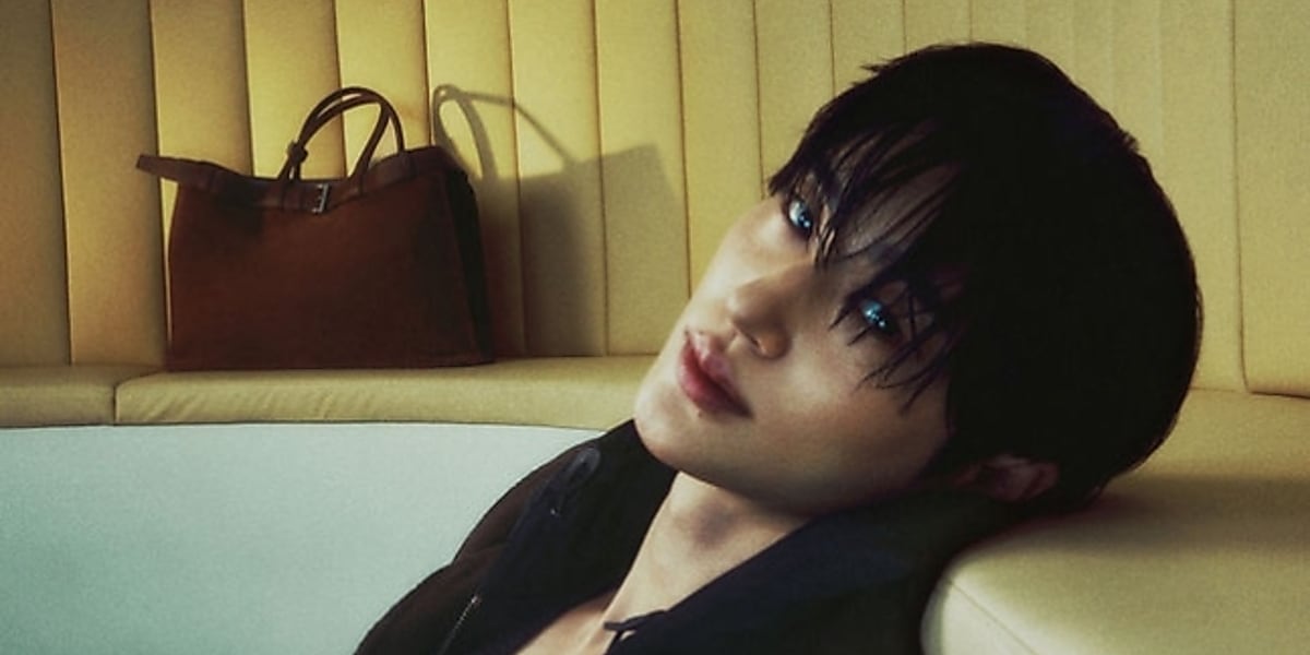 俳優ビョン・ウソクが「Esquire」12月号のグラビアで魅力を発揮。大胆なスタイリングとカジュアルなアイテムを見事に着こなした。  