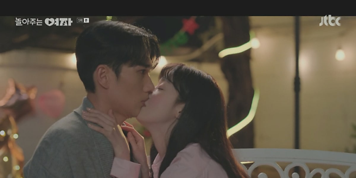 Sona kisses Om Teg while drunk in the drama "The Woman Who Makes the Last Laugh."