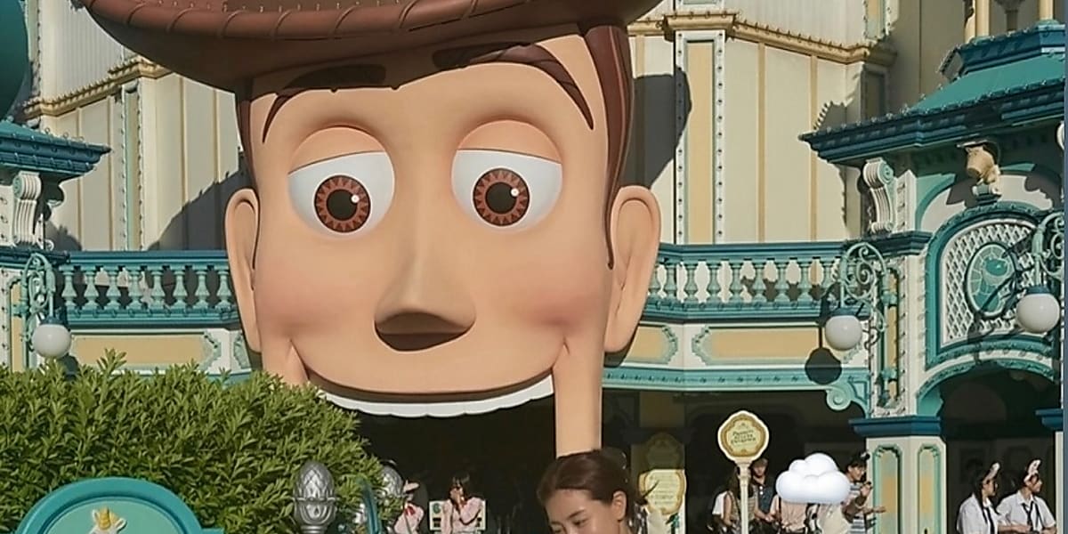 TWICEのジヒョが東京ディズニーシーを訪れ、写真を公開。最近はKBSの特番にも出演し、J.Y.Parkとの特別ステージを披露。  