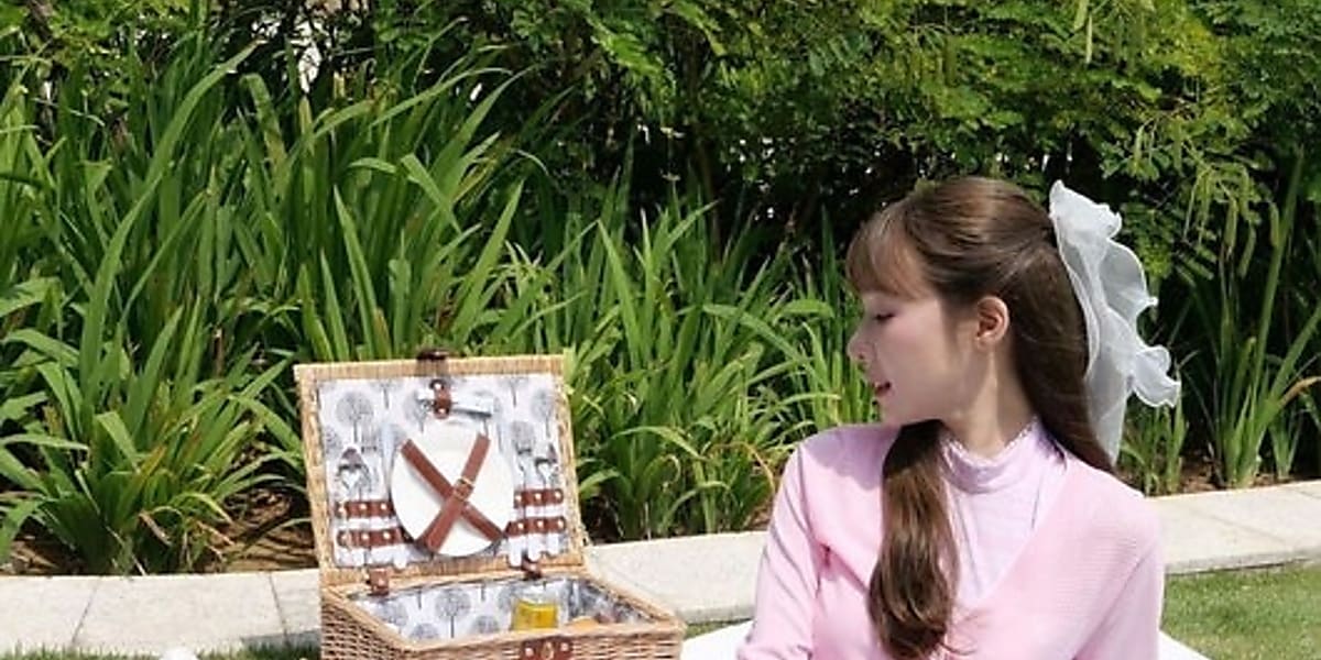 少女時代のティファニーがピンクのスカートを着用し、少女のような魅力をアピールした。