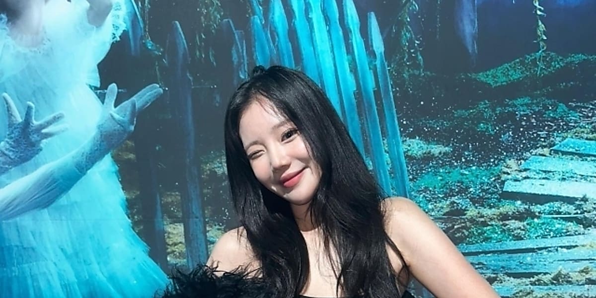 MOMOLAND's JooE winks in mirror selfie, showing a different charm in camisole, after ending exclusive contract with MLD Entertainment.