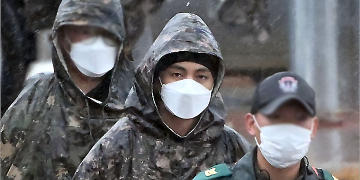 BTSのVが春川第2軍団“双竜部隊”に配置された。RMは華川陸軍第15歩兵師団に、J-HOPEは原州陸軍36師団で助教として服務中。