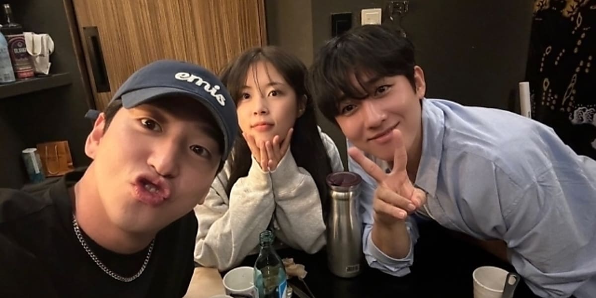 ソン・ホジュンがB1A4のバロとドヒとの友情をInstagramで紹介。「応答せよ1994」の出演者たちが集まった。  
