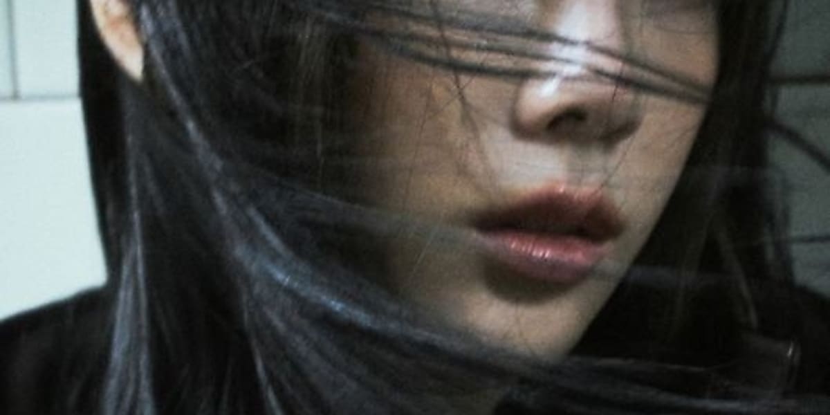Taeyeon's new song "Blur" from her mini-album features R&B vibes and deep lyrics about self-acceptance, showcasing her vocal power.