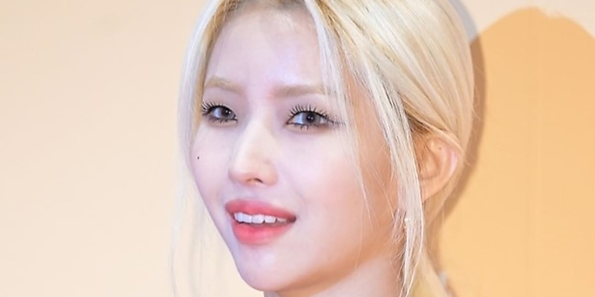 Soyeon from (G)I-DLE openly discusses her copyright earnings, sharing highs and lows in a relaxed conversation with rapper Lee Yongji.