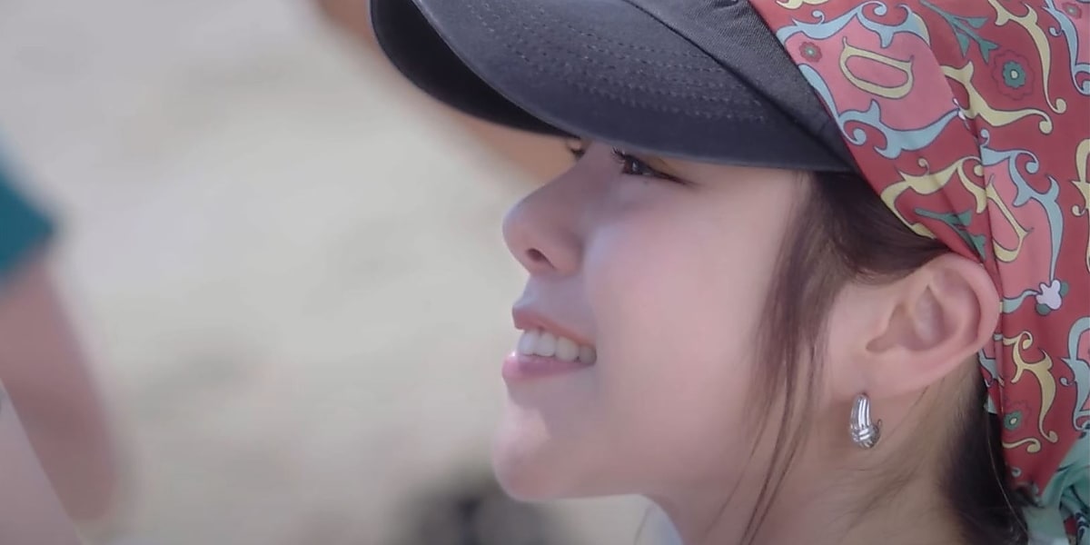 MAMAMOO's Wheein releases new digital single "coco water" with chill R&B vibes, perfect for summer enjoyment.