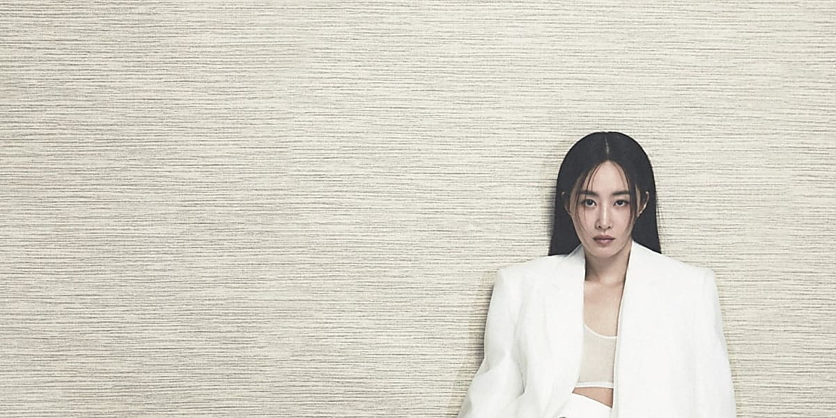 少女時代のユリがフォトジェニックなビジュアルのグラビアを公開。主演映画「ドルフィン」についても語る。